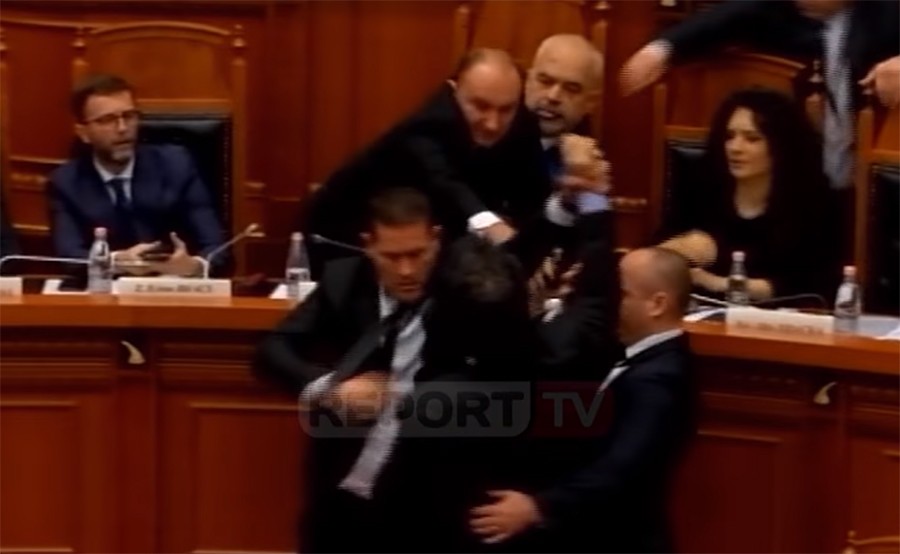 INCIDENT U PARLAMENTU Opozicioni lider tintom poprskao Edija Ramu po glavi (VIDEO)