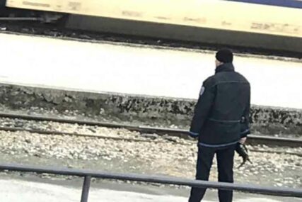 NI TRAGA SERIJSKOM UBICI Policajci s dugim cijevima pretresaju vozove u potrazi Gačićem