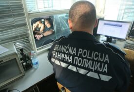 Putnici ih razdvajali: Granični policajac i policajka se potukli na prelazu u Karakaju