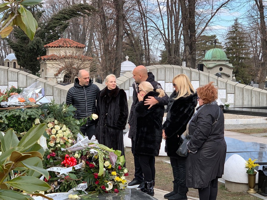 JECAJI NA GROBLJU Porodica Šabana Šaulića dan nakon sahrane SLOMLJENA OD BOLA posjetila njegovu vječnu kuću