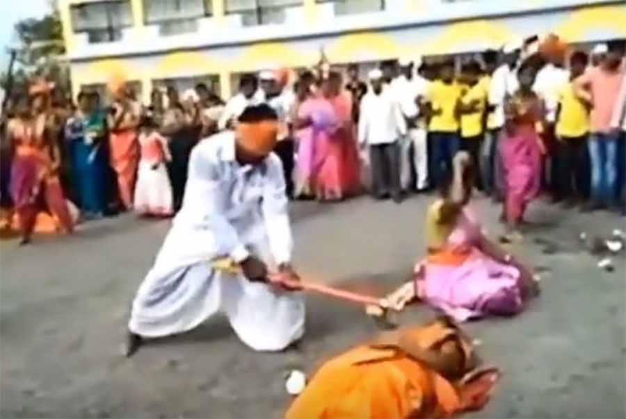 OPASAN PERFORMANS Čovjek vezanih očiju SJEKIROM VITLA i udara kokosove orahe koje drže tri žene (VIDEO)