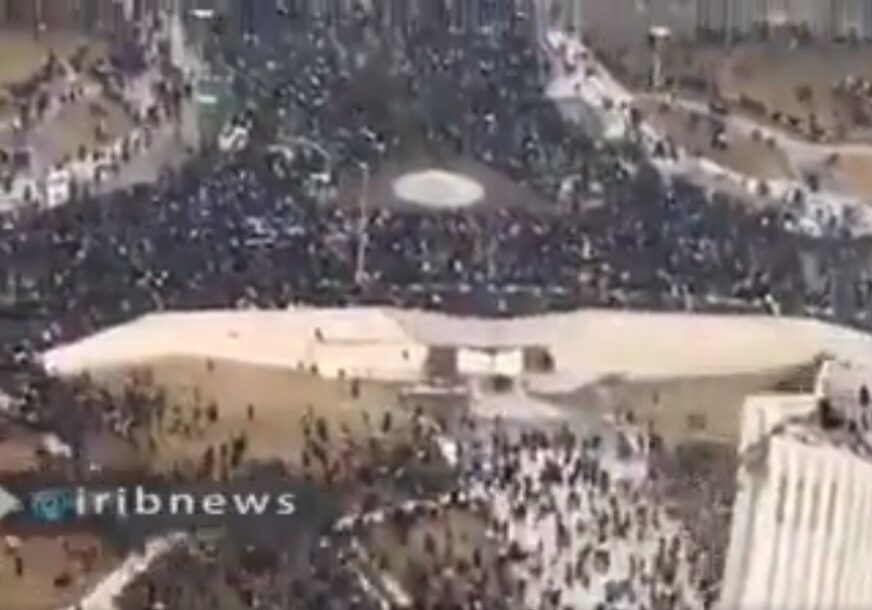 ZAPALJENA AMERIČKA ZASTAVA Stotine hiljada ljudi na obilježavanju Islamske revolucije u Teheranu (VIDEO)