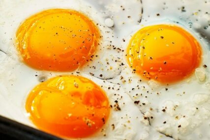 Pržena jaja su MNOGO UKUSNIJA ako primjenite ovaj nevjerovatno PROST TRIK