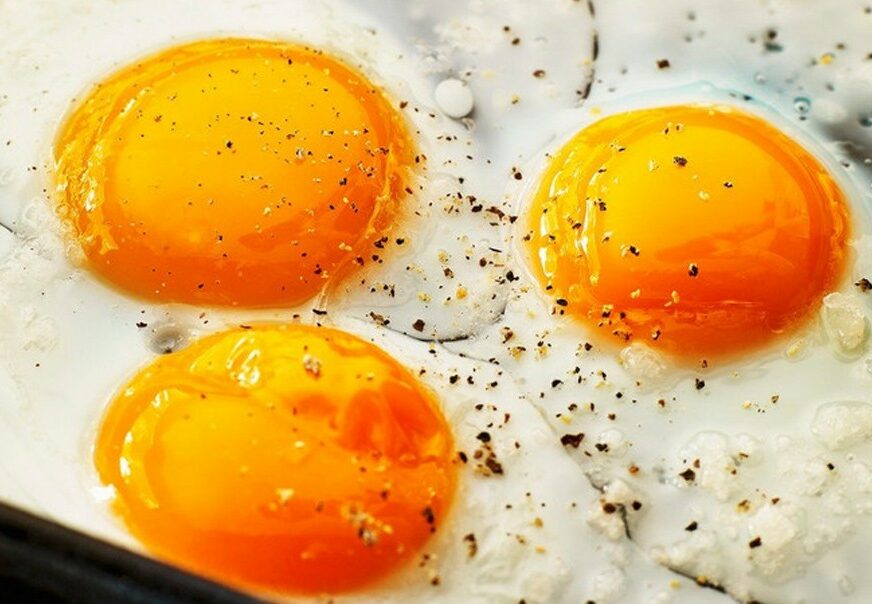 Pržena jaja su MNOGO UKUSNIJA ako primjenite ovaj nevjerovatno PROST TRIK