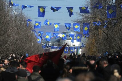 PROSLAVA DANA NEZAVISNOSTI KOSOVA Na ulicama Prištine kape UČK, zastave Albanije, Kosova i SAD