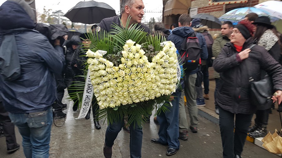 VIJENAC U OBLIKU KRUNE ZA KRALJA Zorica i Kemiš su se na poseban način oprostili od kuma (FOTO)