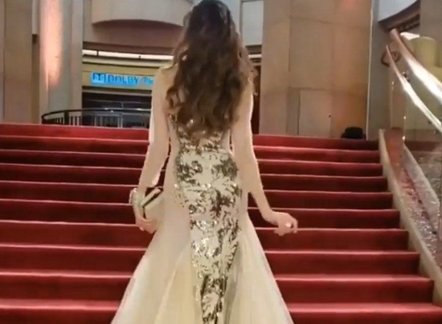 STARLETA POLJUBILA CRVENI TEPIH Nosila je opasno dugu haljinu na Oskaru, a onda se zapetljala u nju i pala (FOTO, VIDEO)