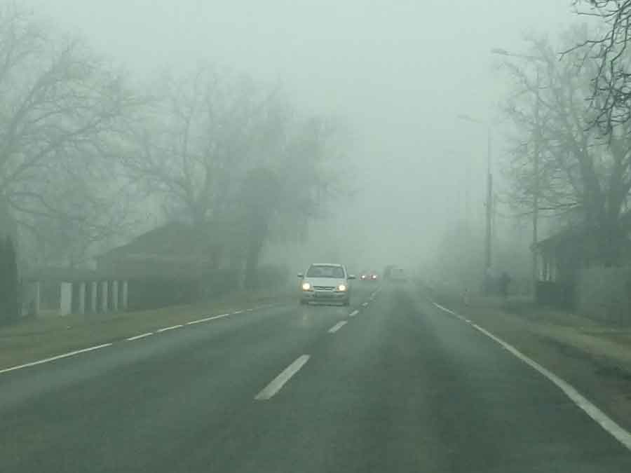 VOZAČI, SMANJITE GAS Smanjena vidljivost zbog magle, na putevima ima ODRONA KAMENJA I ZEMLJE