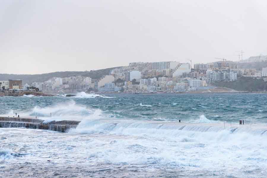 UMJESTO KIŠE PADA... Snažna oluja u Malti, talasi donijeli NEOČEKIVANU isporuku (VIDEO)