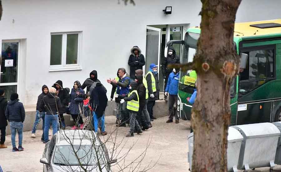 Migranti iz Bihaća, uz PRATNJU POLICIJE, stigli u Ušivak kod Sarajeva