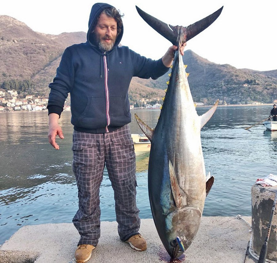 ULOVIO NEMAN OD DVA METRA Crnogorac iz Jadrana izvukao ogromnu tunu (FOTO)