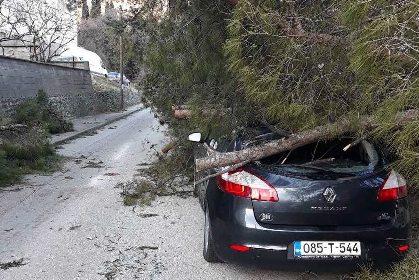 OLUJNI VJETAR U HERCEGOVINI U Mostaru prevrnut šleper, povrijeđen vozač “golfa” na koji je palo drvo