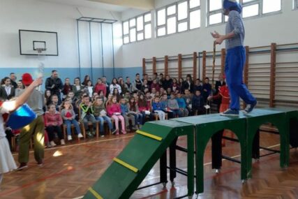 Projekat "Kultura u predgrađu": Mališani iz Kola uživali u čaroliji pozorišta Jazavac