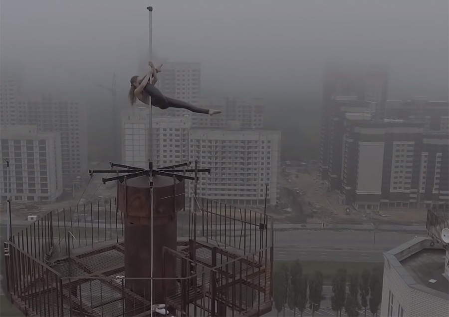 STRAH I NEVJERICA Ruskinja izvela ples oko šipke na vrhu zgrade koja ima 16 spratova (VIDEO)