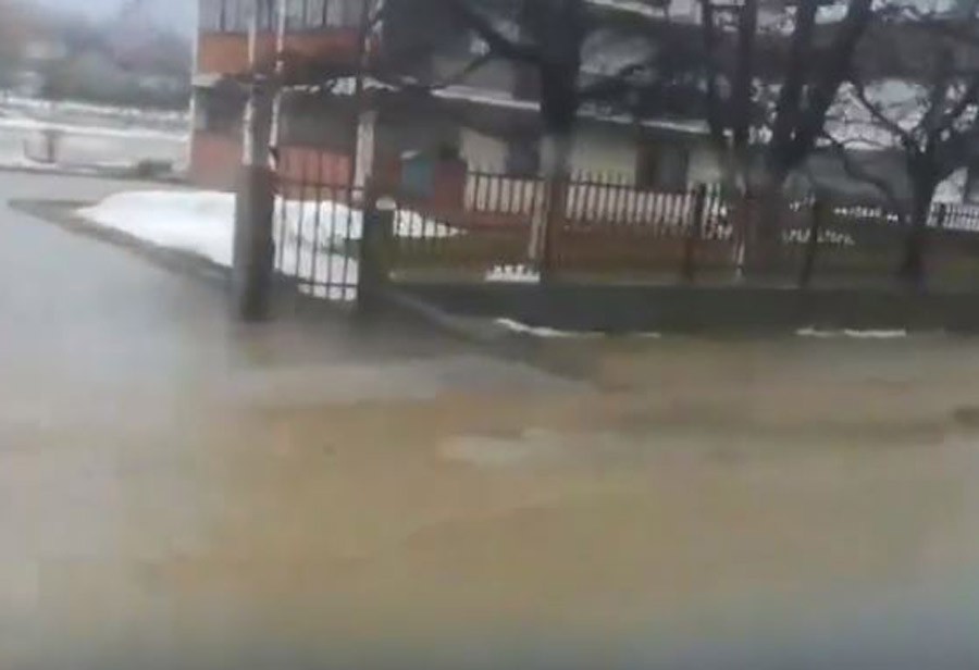 POPLAVA U TRAVNIKU Voda na saobraćajnicama, ugrožene i kuće (VIDEO)