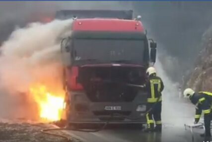 BUKTINJA NA PUTU Zapalio se kamion na putu Mostar - Široki Brijeg (VIDEO)