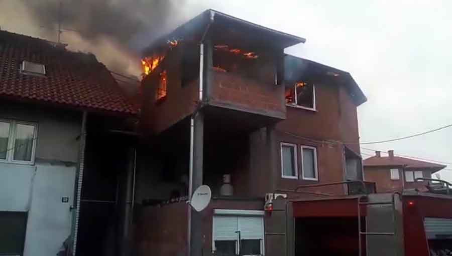 BUKTI VATRENA STIHIJA Izgorio drugi sprat porodične kuće, jak vjetar otežava gašenje (VIDEO)