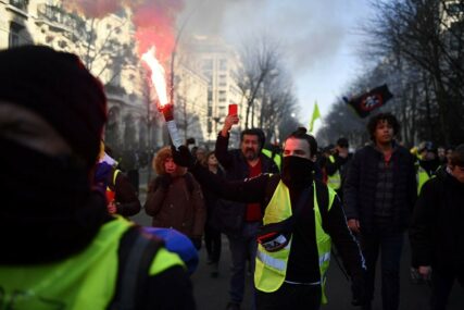 ŽUTI PRSLUCI PONOVO NA ULICAMA Suzavcem i vodenim topovima na demonstrante