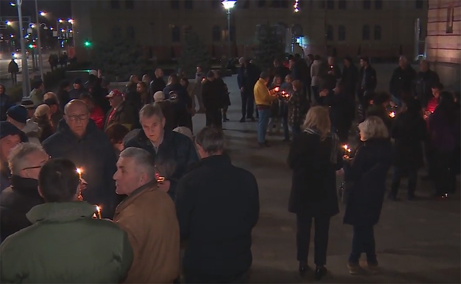 NEMA ODUSTAJANJA NI NAKON 333 DANA Građani zapalili svijeće u pokoj duše Davida Dragičevića