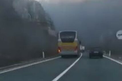 JEZIVA VOŽNJA Autobus na putu Jablanica - Mostar preticao automobil i kamion preko pune linije (VIDEO)