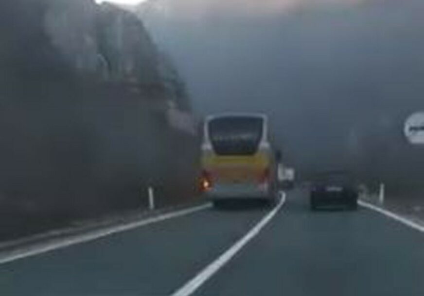 JEZIVA VOŽNJA Autobus na putu Jablanica - Mostar preticao automobil i kamion preko pune linije (VIDEO)