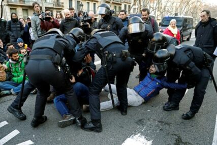 LETI KAMENJE I SUZAVAC Sukobi policije i demonstranata u Barseloni, ima povrijeđenih (FOTO)