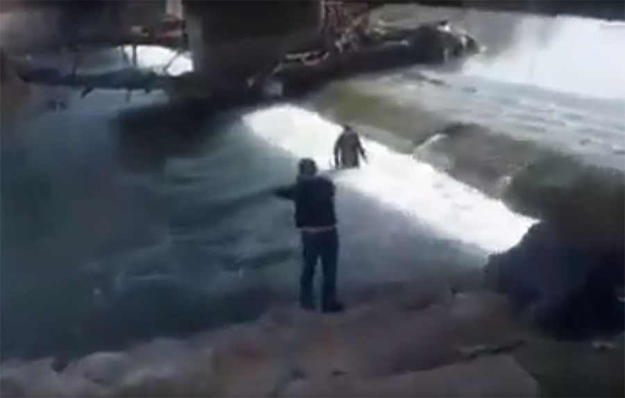 INCIDENT Radnik pao u rijeku dok je kupio smeće ispod mosta (VIDEO)