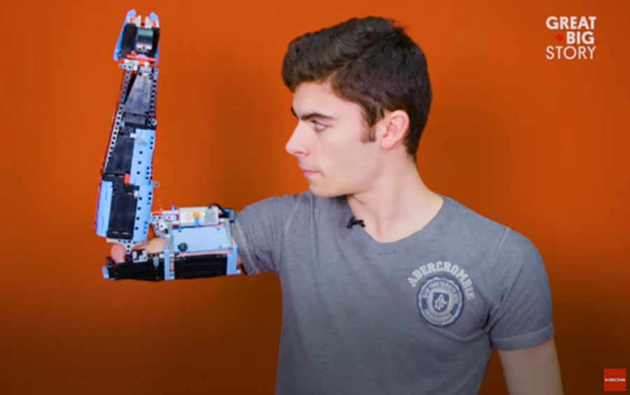 "HTIO DA BUDE KAO I OSTALA DJECA" Tinejdžer napravio sebi protetičku ruku od LEGO KOCKI (FOTO)