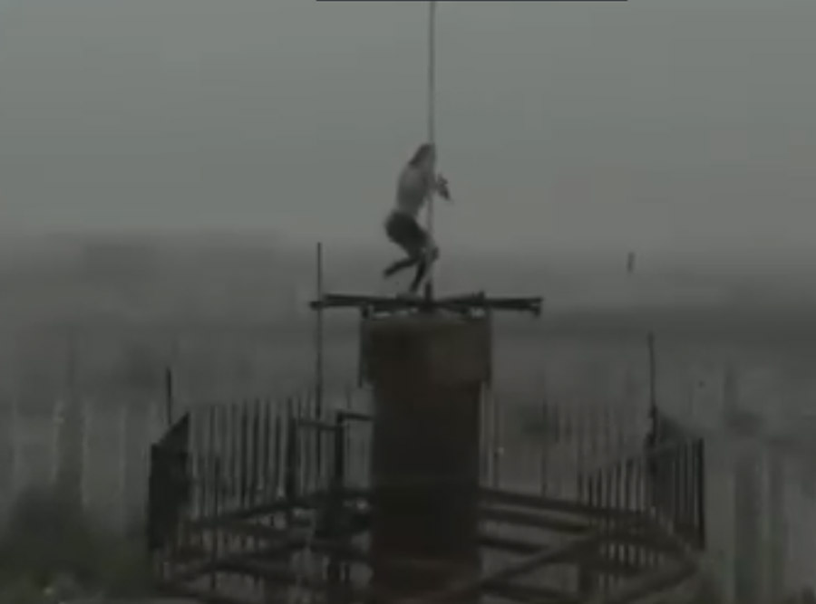 PLES OKO ŠIPKE NA VRHU NEBODERA Ruskinja bez ikakve zaštite izvela "smrtonosnu" koreografiju (VIDEO)