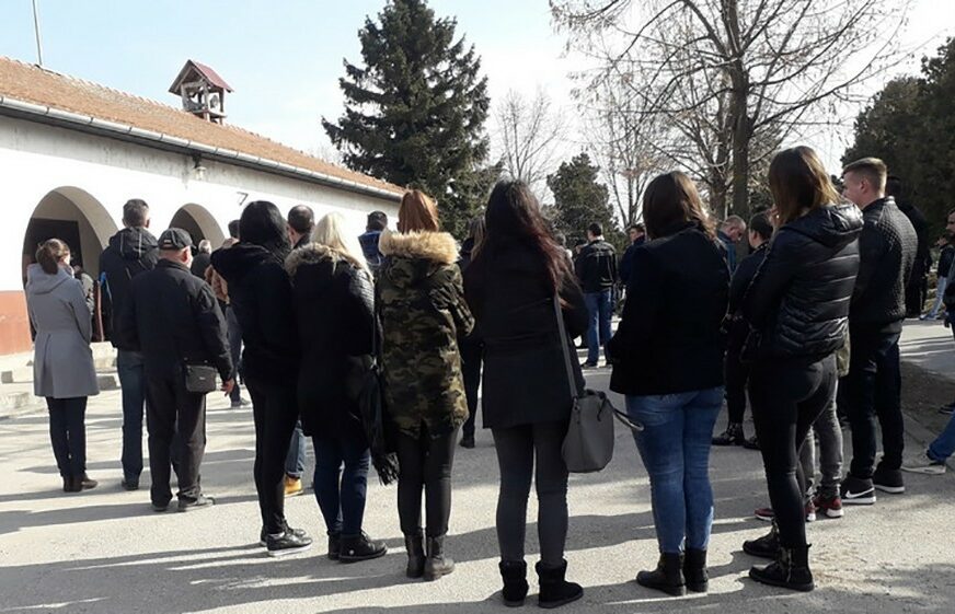 "PONOSNI ŠTO SMO ZNALI DARIJA" Sahranjen mladić koji je poginuo u stravičnoj nesreći, prijatelji slomljeni