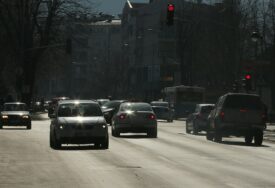 VJEČITA DILEMA VOZAČA Da li treba pustiti motor automobila da radi nakon dužeg putovanja