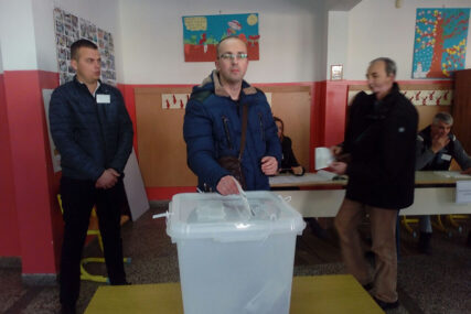 KO ĆE SE VIŠE RADOVATI ZA ROĐENDAN Oba kandidata za gradonačelnika Trebinja glasala na prijevremenim izborima