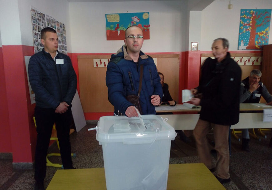 KO ĆE SE VIŠE RADOVATI ZA ROĐENDAN Oba kandidata za gradonačelnika Trebinja glasala na prijevremenim izborima