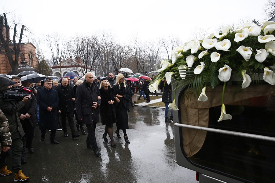 POTRESNO Bol i tuga na sahrani Šabana Šaulića razdiru dušu (FOTO)