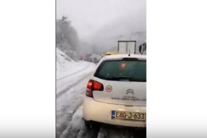 HAOS I PREMA JUGU Snijeg prouzrokovao ZASTOJ U SAOBRAĆAJU na magistralnom putu Sarajevo - Mostar