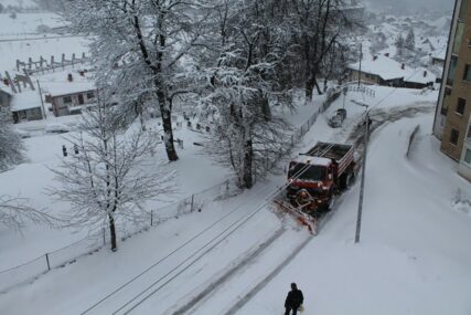 Snijeg napravio kolaps: Automobil sletio sa puta, pa zabranjen saobraćaj za teretna vozila