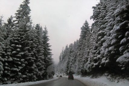 VOZAČI, OPREZ! Ugaženi snijeg i poledica na cestama u BiH