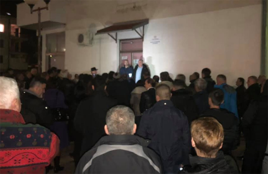 PDP se pita ko gasi svjetlo u Trebinju: Prva tribina Saše Borjana ispred zaključanih prostorija mjesne zajednice
