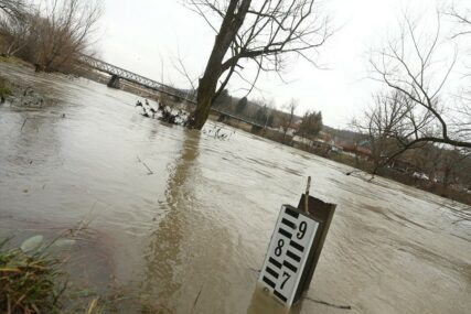 PROGLAŠENO STANJE PRIRODNE NESREĆE Stanovništvu u Tuzli prijeti opasnost od poplava i klizišta