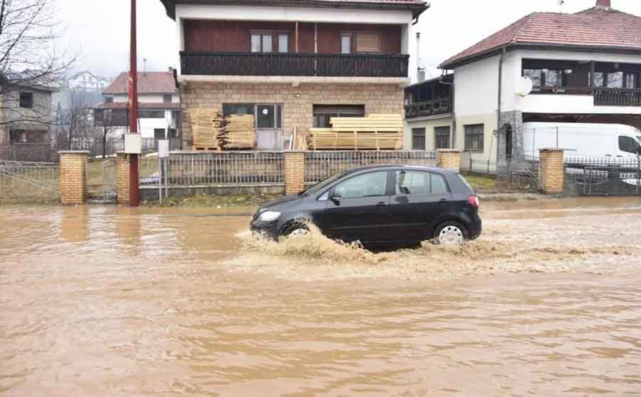NIVO LAŠVE NEPRESTANO RASTE Novi Travnik i Vitez POD VODOM, poplavljene ulice i MNOGE KUĆE