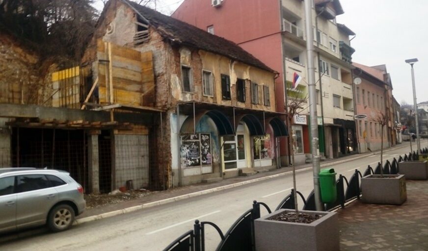 Grad, nakon NEUSPJEŠNE POTRAGE za vlasnicima, prinuđen da ruši stare zgrade