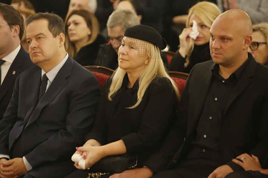 JECAJI PARAJU DUŠU Tuga zavladala na komemoraciji, porodica Šabana Šaulića NEUTJEŠNA (VIDEO)