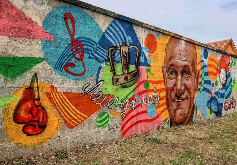 LEGENDA ŽIVI U Šapcu osvanuo mural sa Šabanovim likom, a ove riječi TJERAJU SUZE NA OČI
