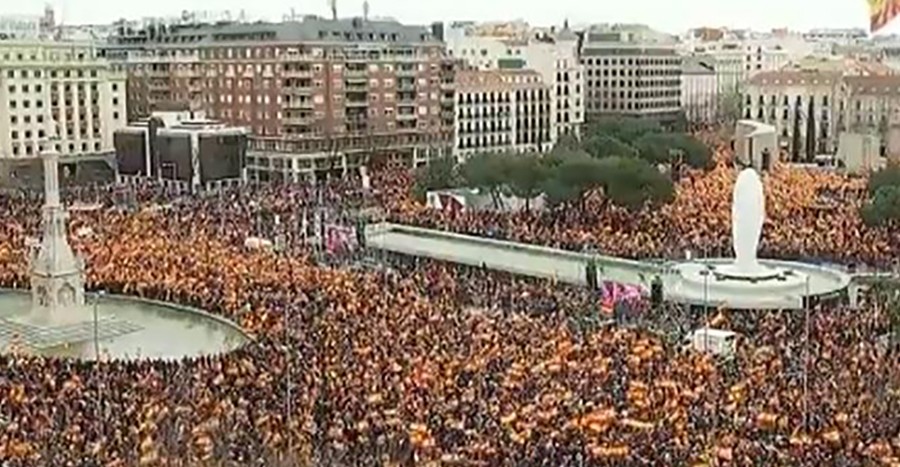 ŠPANIJA KLJUČA ZBOG KATALONIJE Desetine hiljada demonstranata na ulici, traže OSTAVKU PREMIJERA