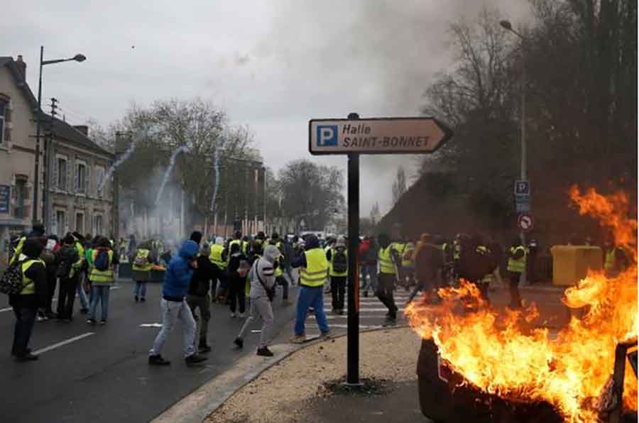 UZNEMIRUJUĆI SNIMCI Krvave scene u Parizu, demonstrantu “žutih prsluka” granata RAZNIJELA RUKU