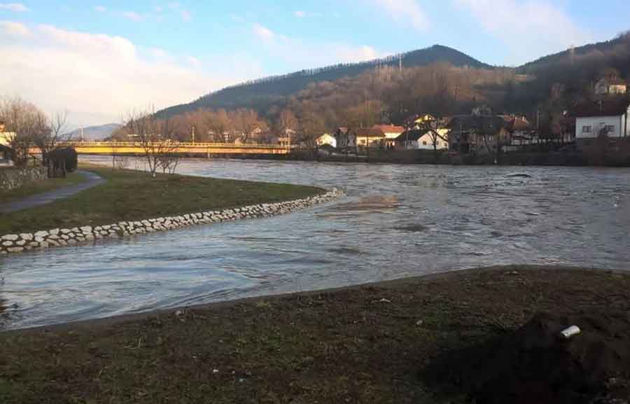 NAPETO U ŽEPČU Građani strahuju od izlijevanja Bosne, u okolnim selima ODSJEČENO 50 KUĆA