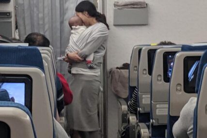 IZNENAĐENJE NA LETU Majka se plašila da će njena beba smetati putnicima pa im PODIJELILA 200 POKLONA