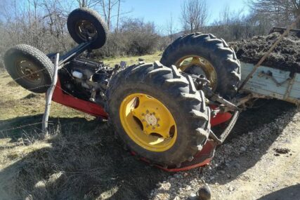 TEŠKA NESREĆA Traktor se prevrnuo na nizbrdici, tijelo muškarca pronađeno ispod točka