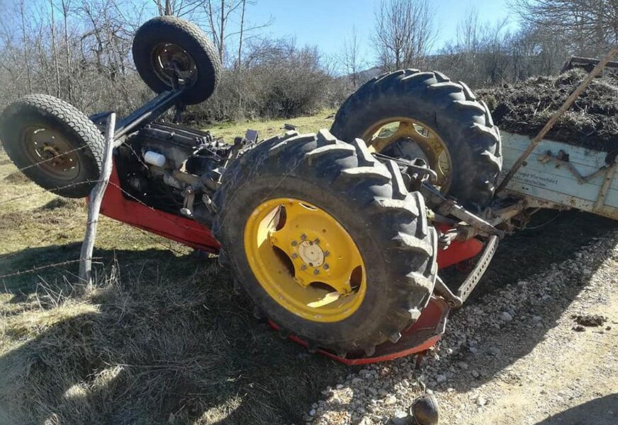 TRAGEDIJA KOD GRADIŠKE Muškarac (43) POGINUO prilikom prevrtanja traktora