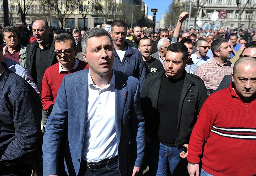 „VUČIĆ JE OPKOLJEN“ Lider Dveri Boško Obradović tvrdi da se demonstranti neće povući